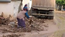 Hekimhan'da etkili olan sağanak nedeniyle dere taştı