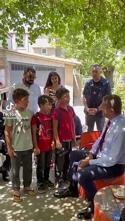 Mustafa Sarıgül, çocukları topladı, söylediklerini tekrarlattı: "Ülkeme hizmet için Sarıgül'e söz verdim"