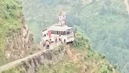 VIDEO: पैरापिट से टकराकर हवा में लटकी बस, चालक की सूझबूझ से ऐसे बची यात्रियों की जान
