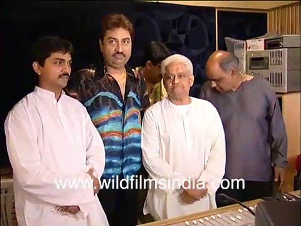 Kumar Sanu brings his daughter from second wife, to recording studio, starts recording after prayer