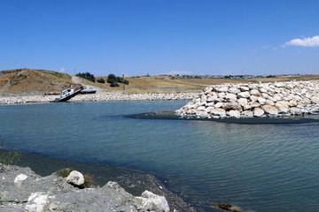 KURAKLIK VAN GÖLÜ'NDE BALIKÇILARI ETKİLEDİ; TEKNELER BARINAKLARA GİRİP ÇIKAMAZ OLDU