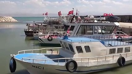 Kuraklık Van Gölü'nde balıkçıları etkiledi; tekneler barınaklara girip çıkamaz oldu