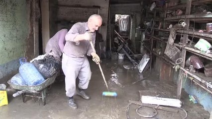 Eşiyle çatıya çıkarak selden kurtulan kişi, hayat arkadaşıyla helalleştiği anları gözyaşlarıyla anlattı