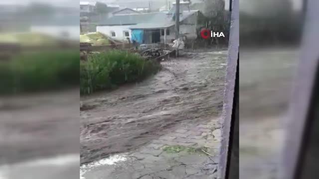 Sağanak yağış dereyi taşırdı, yollar sele döndü