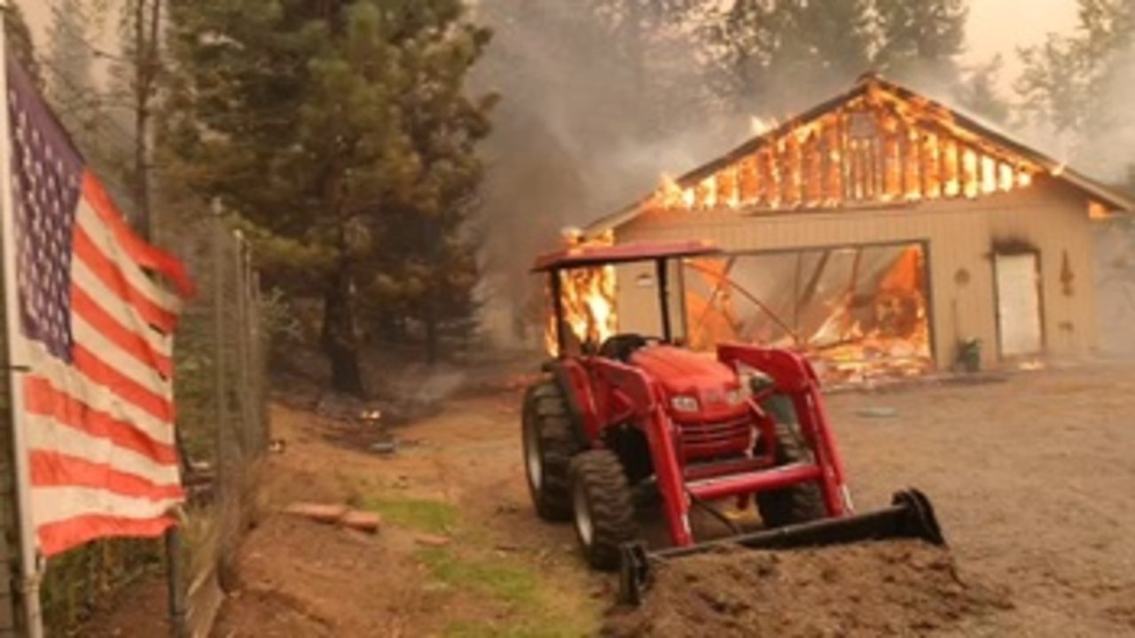 El incendio Dixie sigue amenazando a California tras un mes ardiendo