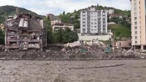 Son dakika... KASTAMONU - Bozkurt'ta selde yıkılan apartmanda arama kurtarma çalışmaları sürüyor