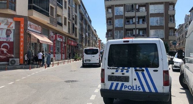 Eşini ve kızını av tüfeğiyle öldürüp, intihar etti