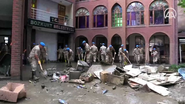 Sel felaketinin yaşandığı Bozkurt'ta arama kurtarma çalışmaları sürüyor