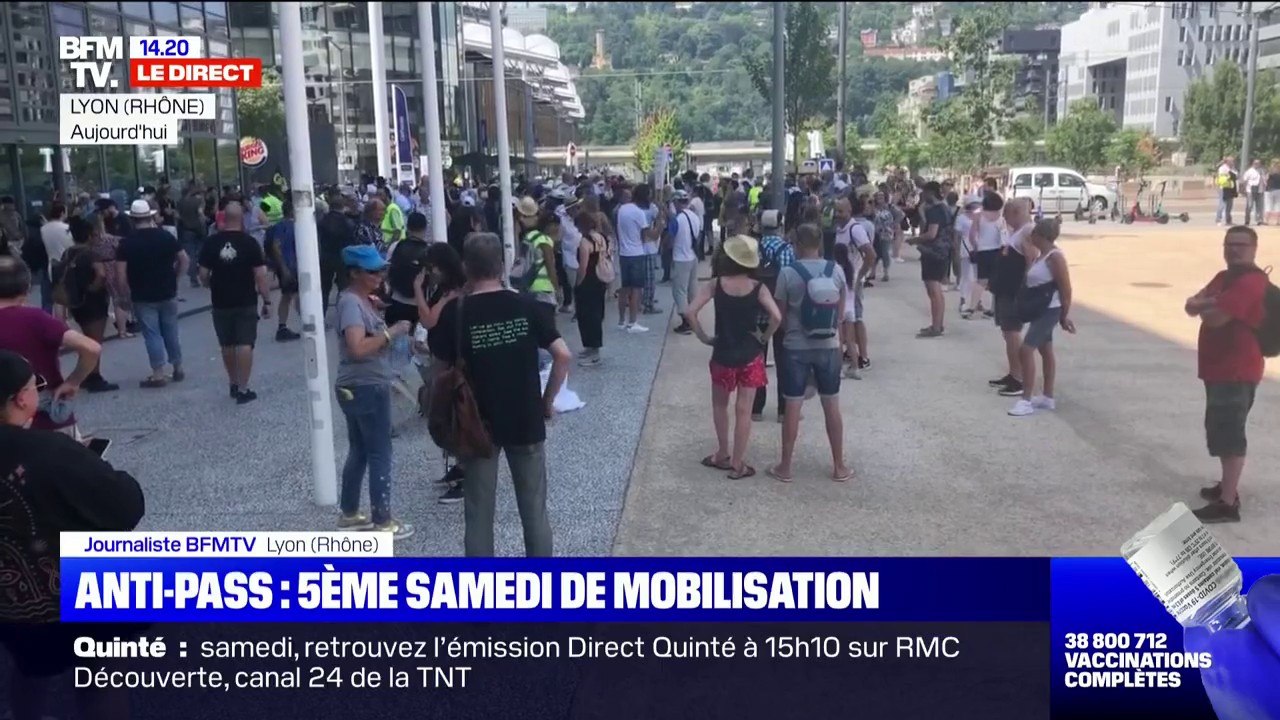 Manifestation contre l'extension du pass sanitaire: le cortège s'apprête à s'élancer à Lyon