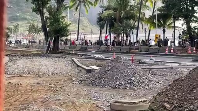 Manifestation anti-pass sanitaire : Une partie des manifestants devant l'entrée de la route du littoral