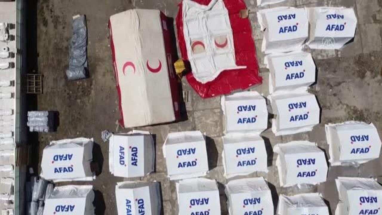 Son dakika gündem: KASTAMONU - Bozkurt'taki sel felaketinden etkilenen anne çadır kentte çocuklarıyla yaralarını sarmaya çalışıyor