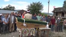 Son dakika haberleri | Bakan Karaismailoğlu, selde hayatını kaybeden yaşlı adamın tabutunu sırtladı