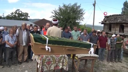 Son dakika haberleri | Bakan Karaismailoğlu, selde hayatını kaybeden yaşlı adamın tabutunu sırtladı