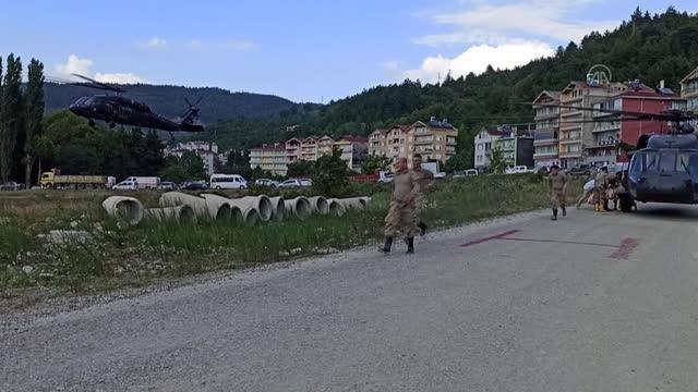 Ayancık'ta ulaşım sağlanamayan köylere helikopterler ile su ve gıda malzemesi ulaştırılıyor