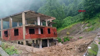 Descargar video: Rize'deki ev inşaatı, heyelanda metrelerce kaydı