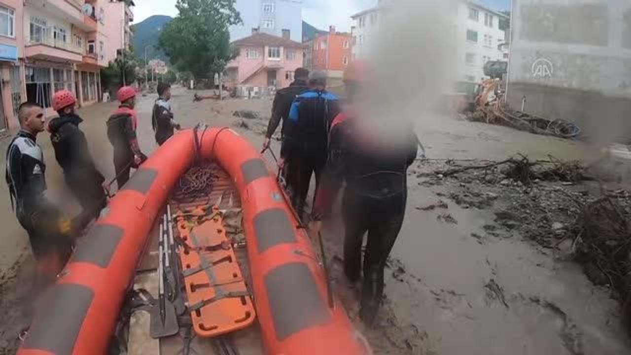 Son dakika haber: KASTAMONU - Sel felaketinin yaşandığı Bozkurt'ta tahliyeler sürüyor