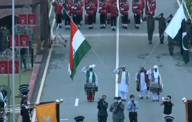 ভারত-পাক সীমান্তে ওয়াঘায় স্বাধীনতা দিবসের প্রাক্কালের মুহূর্ত |Oneindia Bengali