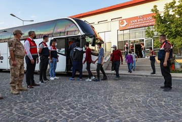 Van'da güvenlik güçlerince yakalanan göçmenler sınır dışı ediliyor
