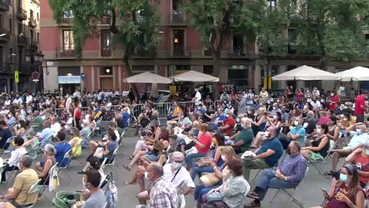 Jordi Cuixart ofereix el pregó de la Festa Major Gràcia, i demana als assistents que no escridassin l'alcaldessa Ada Colau / ACN