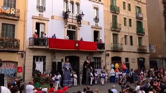 Ada Colau llora ante la monumental pitada en el pregón de las fiestas de Gracia en Barcelona