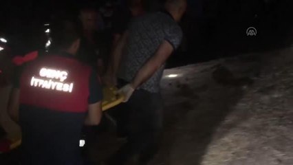 Devrilen kamyonda sıkışan sürücü kurtarıldı