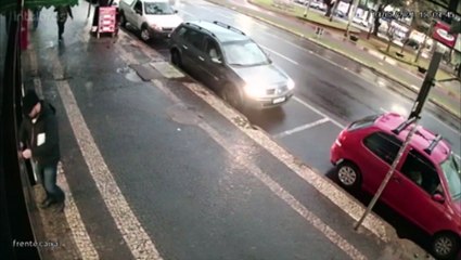 Câmera flagra colisão durante manobra de carro para deixar estacionamento