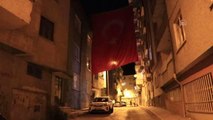 Son dakika haberi! Düşen yangın söndürme uçağında hayatını kaybeden pilot Mirzaoğlu'nun baba evi Türk bayraklarıyla donatıldı