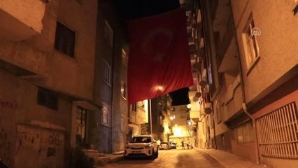 Son dakika haberi! Düşen yangın söndürme uçağında hayatını kaybeden pilot Mirzaoğlu'nun baba evi Türk bayraklarıyla donatıldı