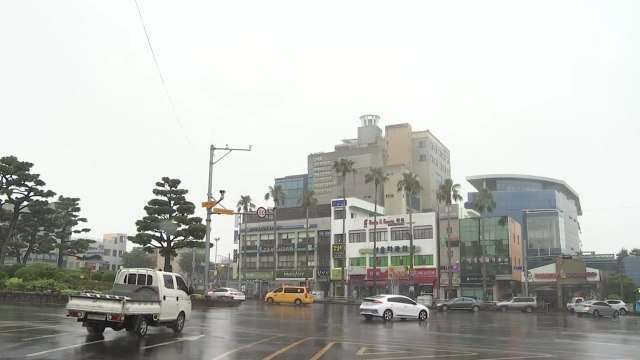 [날씨] 광복절, 서쪽 더위...곳곳 소나기, 동해안·제주 비 / YTN