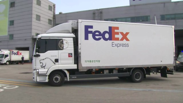 미국 정부 2차 제공 얀센 백신 40만 회분 인천공항 도착 / YTN