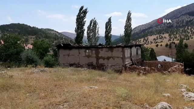 Yanan evine bakarak ağlayan yaşlı kadın yürekleri burktu