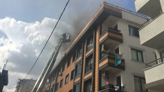 Küçükçekmece’de 5 katlı binada yangın paniği