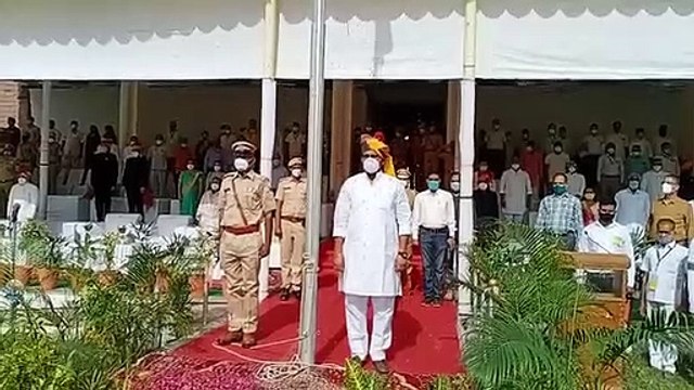 प्रभारी मंत्री ने किया ध्वजारोहण, परेड की ली सलामी