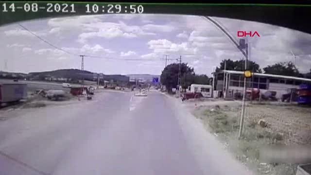 ÇATALCA'DA YOLCU MİNİBÜSÜ İLE HAFİF TİCARİ ARAÇ ÇARPIŞTI: 6 YARALI