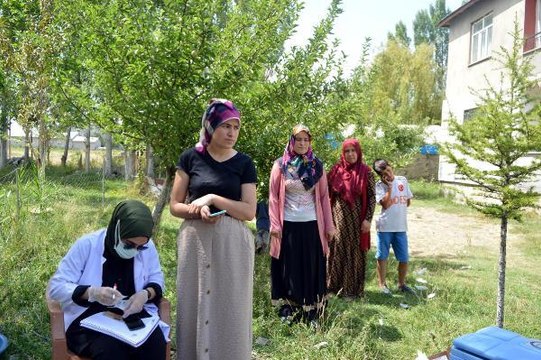 HARİTANIN RENGİNİ MAVİYE ÇEVİRMEK İÇİN KAPI KAPI DOLAŞIP, AŞI YAPIYORLAR