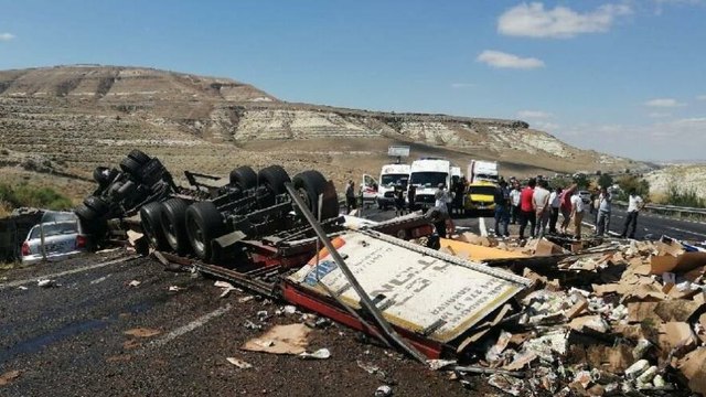 Otomobil ile çarpışan tır devrildi, meyve suyu kolileri yola saçıldı