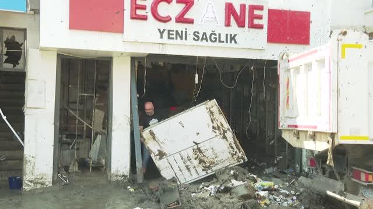 Son dakika haber... KASTAMONU - Bozkurt ilçesinde, selden zarar gören işyerlerinden çamur ve enkaz çıkarma çalışmaları (1)