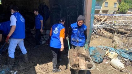 Yatağa bağımlı kayınvalidesini selden üst kata taşıyarak kurtaran Aksoy: "Seli görünce Kur'an okumaya başladık"