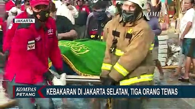 Petugas Evakuasi Jenazah Satu Keluarga Korban Kebakaran di Kawasan Warung Buncit
