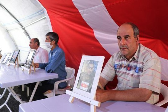 EVLAT NÖBETİNDEKİ BABA: HDP ÇOCUKLARIMIZI ONLARA GÖTÜRDÜ