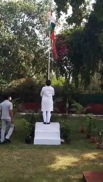 केंद्रीय कृषि राज्यमंत्री ने अपने दिल्ली निवास पर ध्वजारोहण कर ली परेड की सलामी