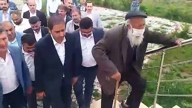 Milletvekili Yücel Bulut MHP heyeti ile Tokat'ın Almus ilçesinde Alevi Bektaşi Kültürünün önemli simgelerinin türbelerini ziyaret etti.
