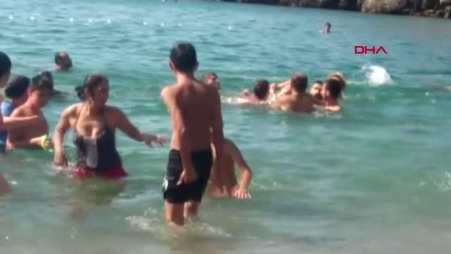 SERİNLEMEK İÇİN GİRDİĞİ DENİZDE BOĞULMA TEHLİKESİ GEÇİRDİ