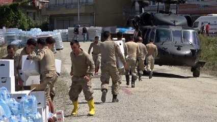 Ayancık'ta Mehmetçik vatandaşın yaralarını sarıyor