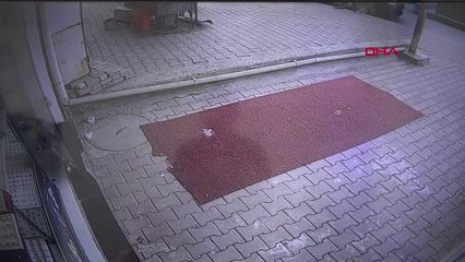 Son dakika haber | ALTIN ZANNETTİKLERİ İMİTASYON BİLEZİKLERİ ÇALDILAR; O ANLAR KAMERADA