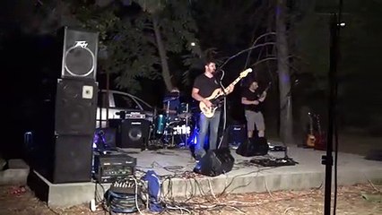 "Трава у дома", на "Земляне ", изпълнява група Strike