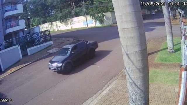 Vídeo: Câmera de monitoramento registra momento da colisão entre Uno e utilitário de gás na Neva