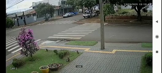 Vídeo: Câmera de segurança mostra veículo atingindo moto em cruzamento em Medianeira