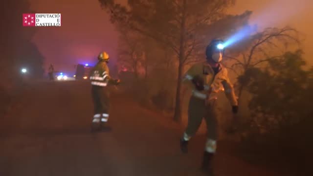 La ola de calor dificulta la extinción del incendio en Azuébar