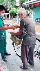 Cụ ông tặng quà cán bộ trực chốt